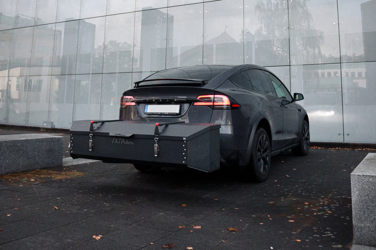 Tesla avec un IXTAbox monté sur l'attelage
